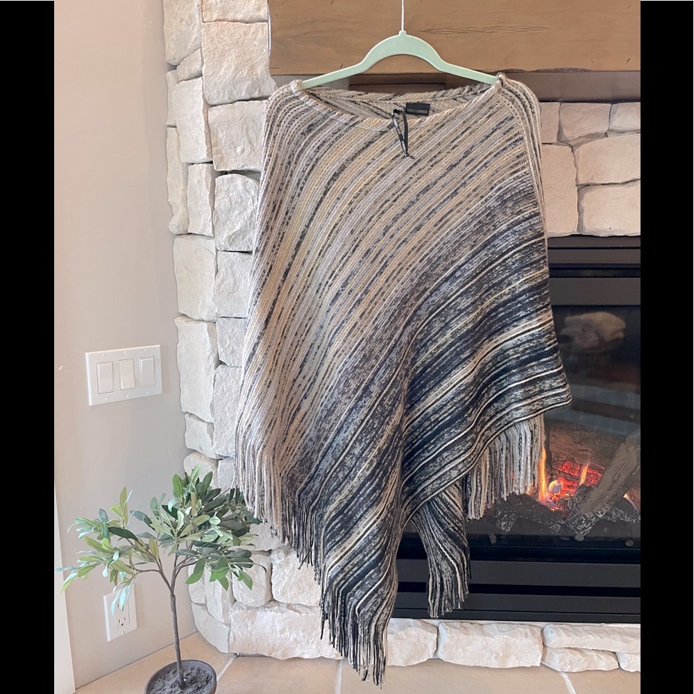 NWOT Coco + Carmen SOFT poncho 💙🖤🤍
